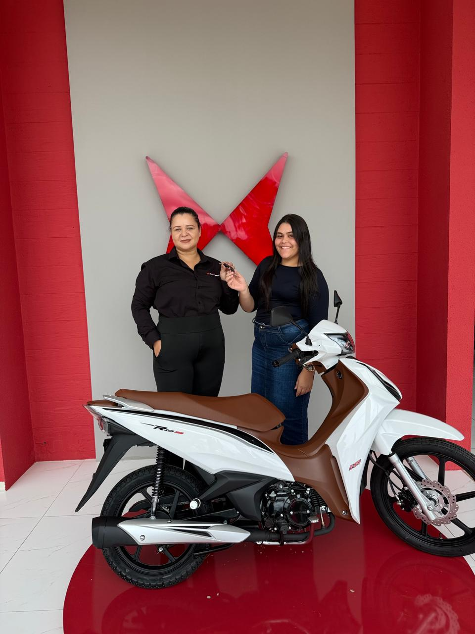 Cliente contemplado — cliente com sua moto Shineray