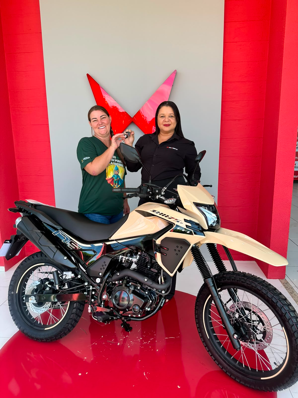 Showroom Shineray — cliente com sua moto Shineray
