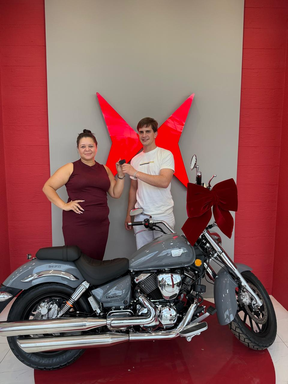Mais uma entrega — cliente com sua moto Shineray