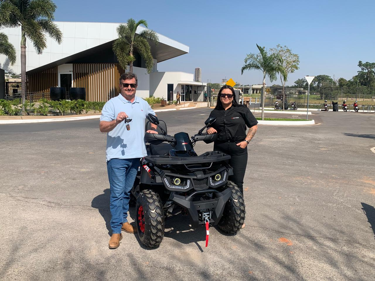 Pronta pra rodar — cliente com sua moto Shineray