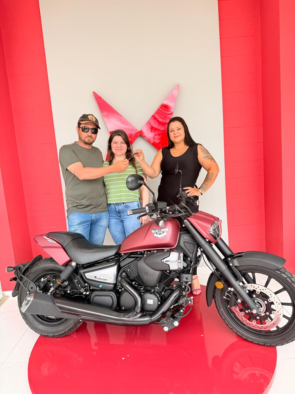 Entrega realizada — cliente com sua moto Shineray
